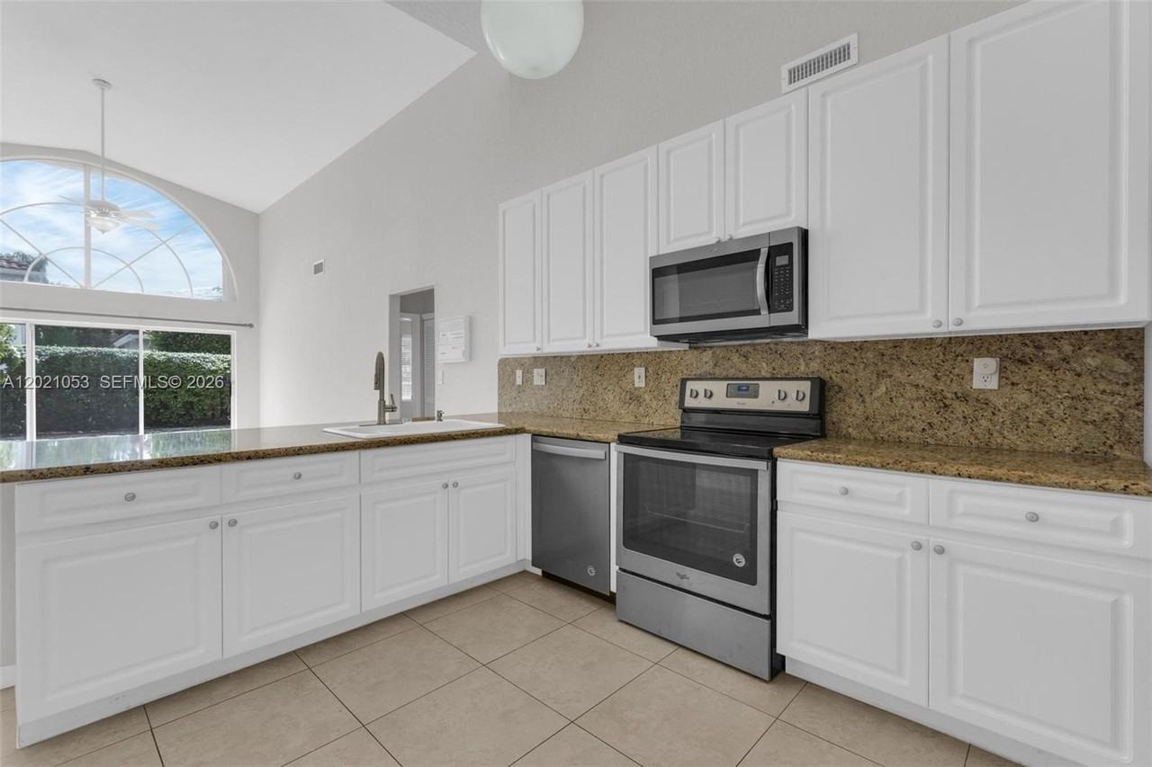 10635 Nw 54th St - Photo 5 of 41