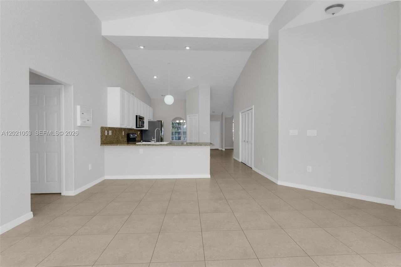 10635 Nw 54th St - Photo 6 of 41