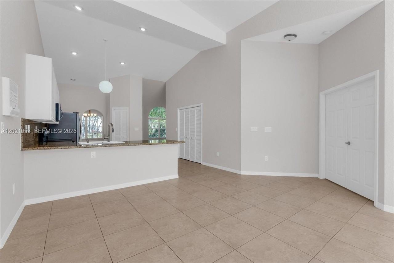 10635 Nw 54th St - Photo 7 of 41