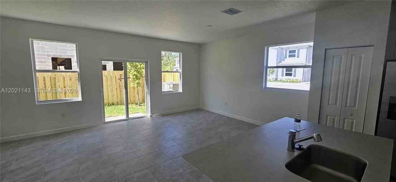 1063 Se 2nd Ter #1063 - Photo 3 of 11