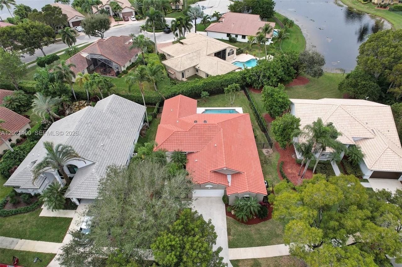 814 Heron Rd - Photo 4 of 27