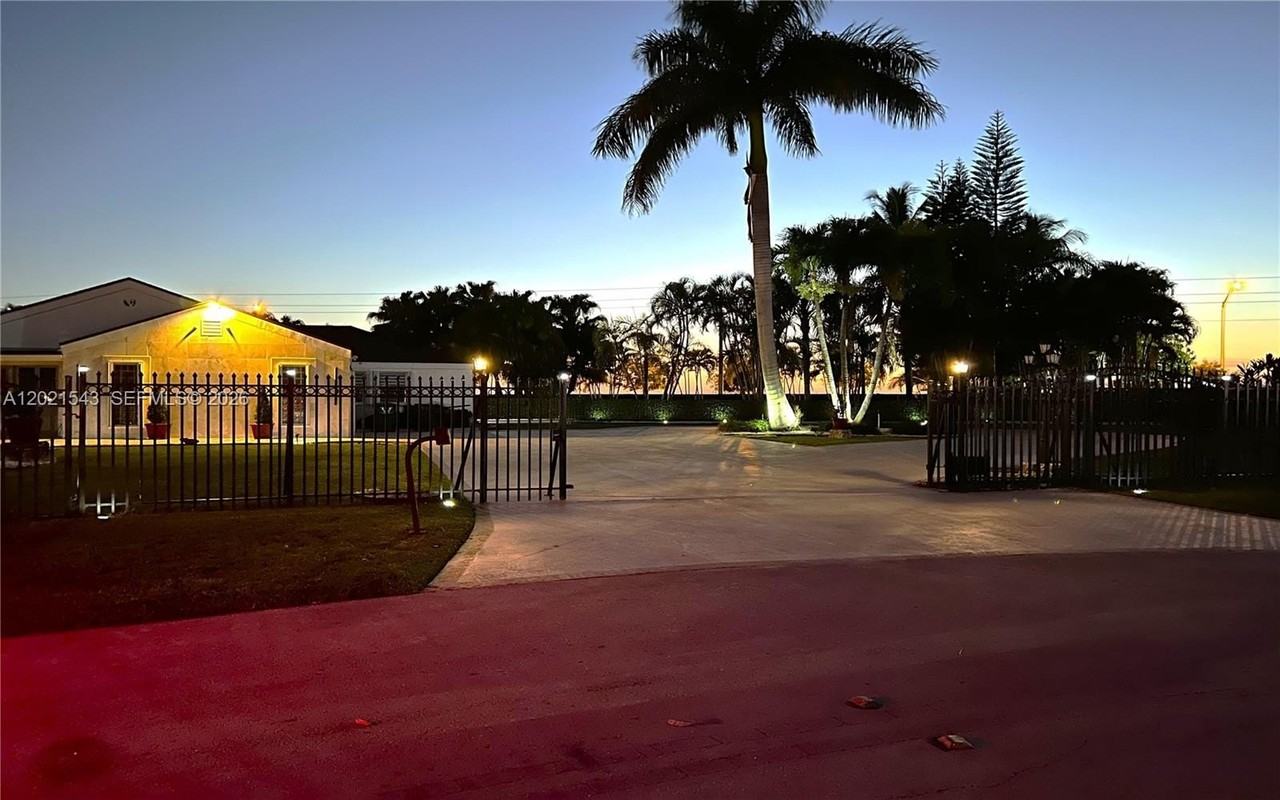 15540 Sw 156th Ave - Photo 2 of 34