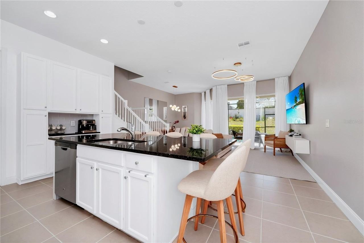 302 Captiva Dr - Photo 2 of 40