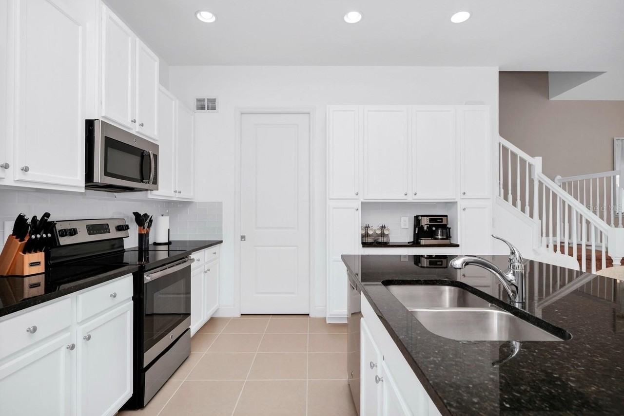 302 Captiva Dr - Photo 4 of 40