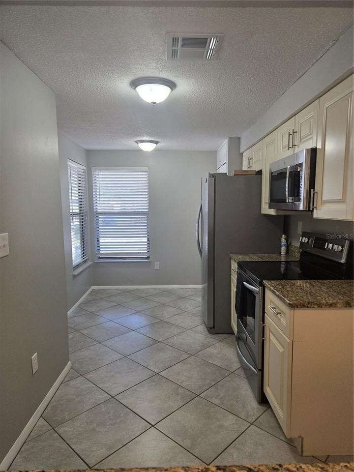 787 Arthurs Ct - Photo 2 of 12