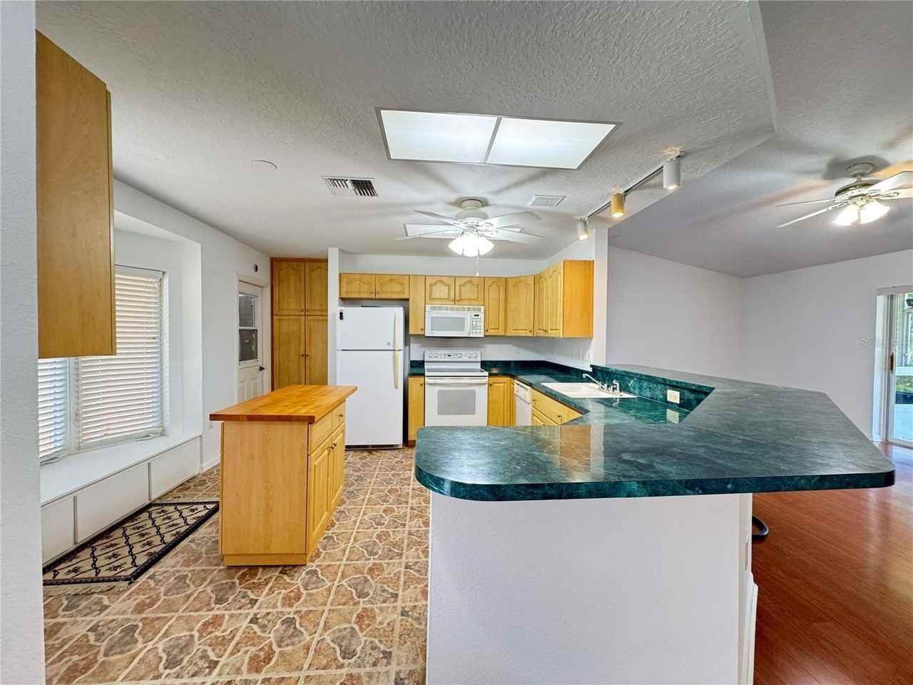 21606 Rosewood Ct - Photo 4 of 25