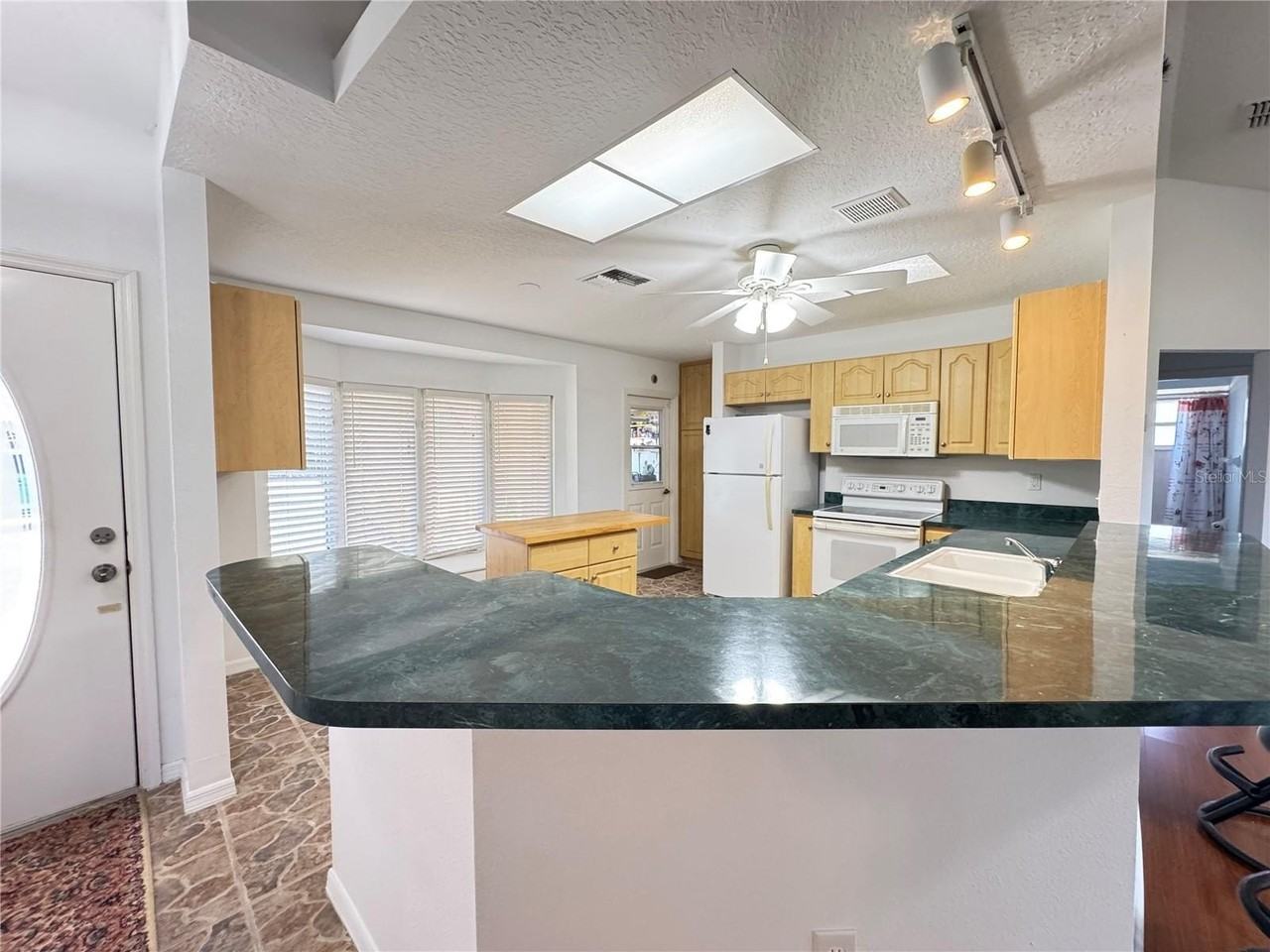 21606 Rosewood Ct - Photo 5 of 25