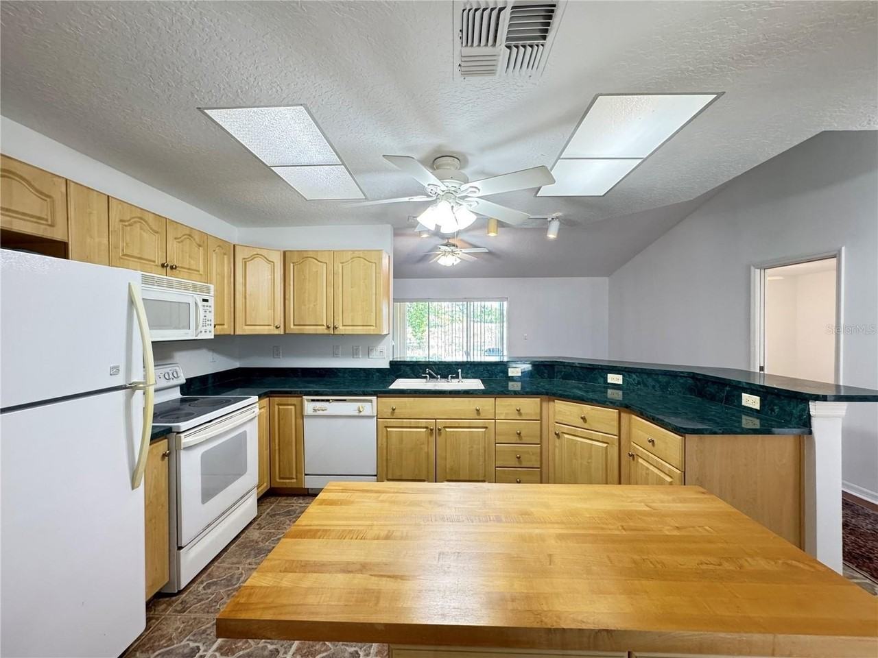 21606 Rosewood Ct - Photo 7 of 25