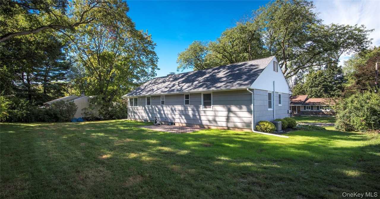 16 Elmwood Dr - Photo 4 of 21