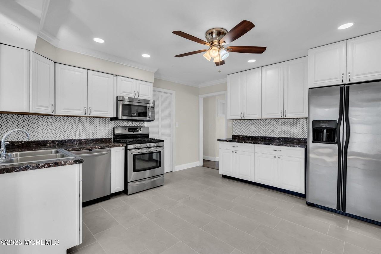 101 Clearwater Dr - Photo 2 of 46