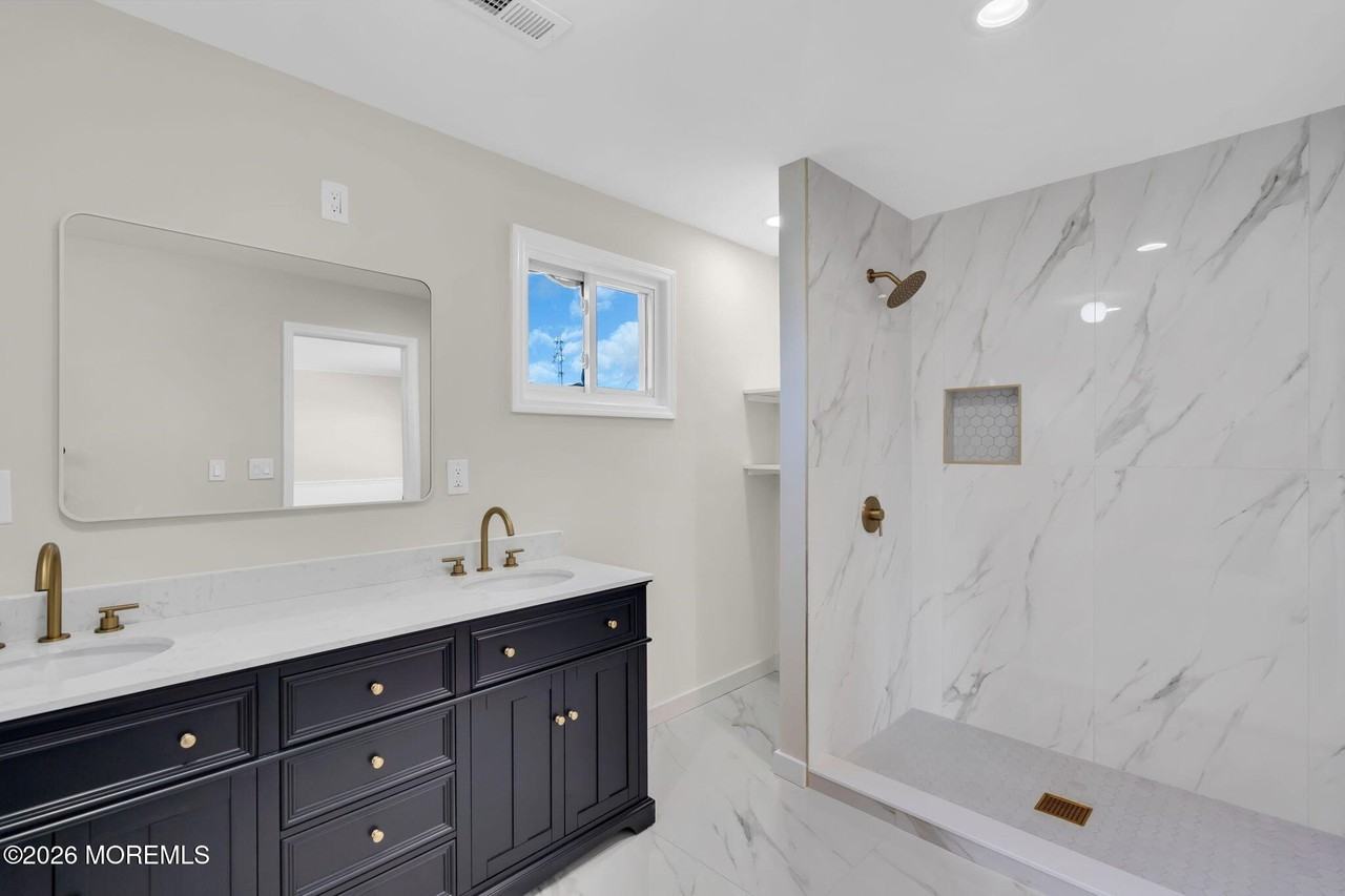 101 Clearwater Dr - Photo 3 of 46