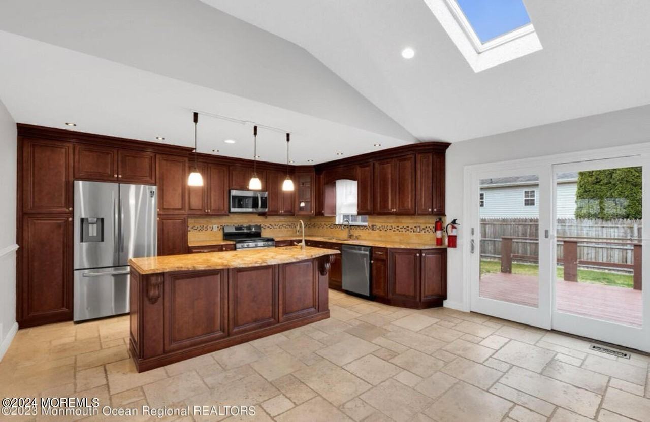 1008 4th Ave - Photo 5 of 17