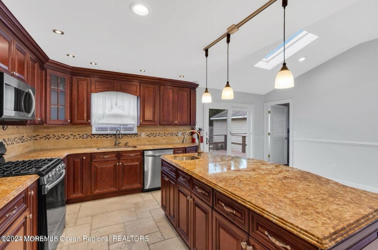 1008 4th Ave - Photo 7 of 17