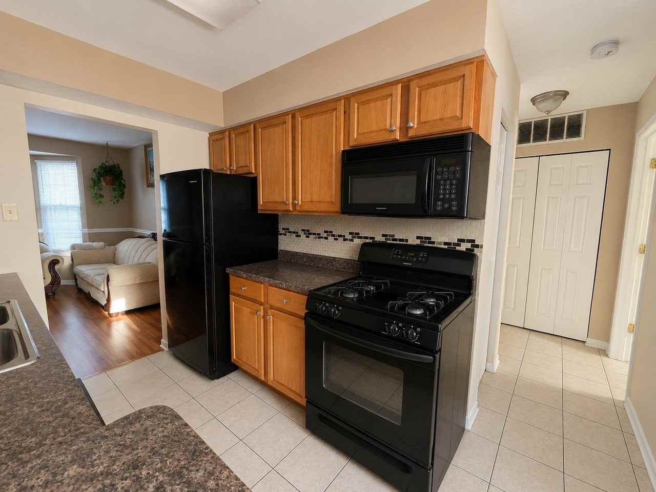 3416 Greenwich Ln - Photo 4 of 17