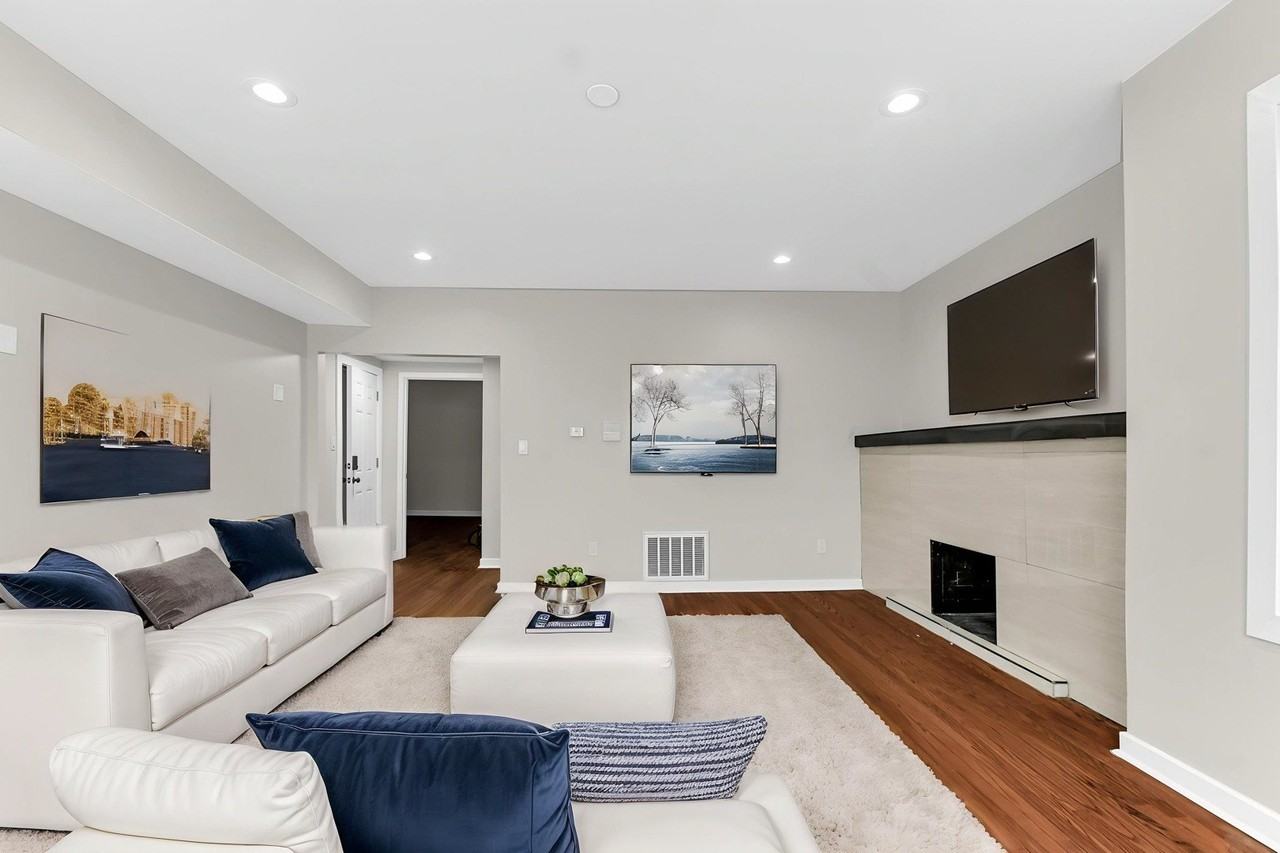 8042 S Champlain Ave #2 - Photo 3 of 17