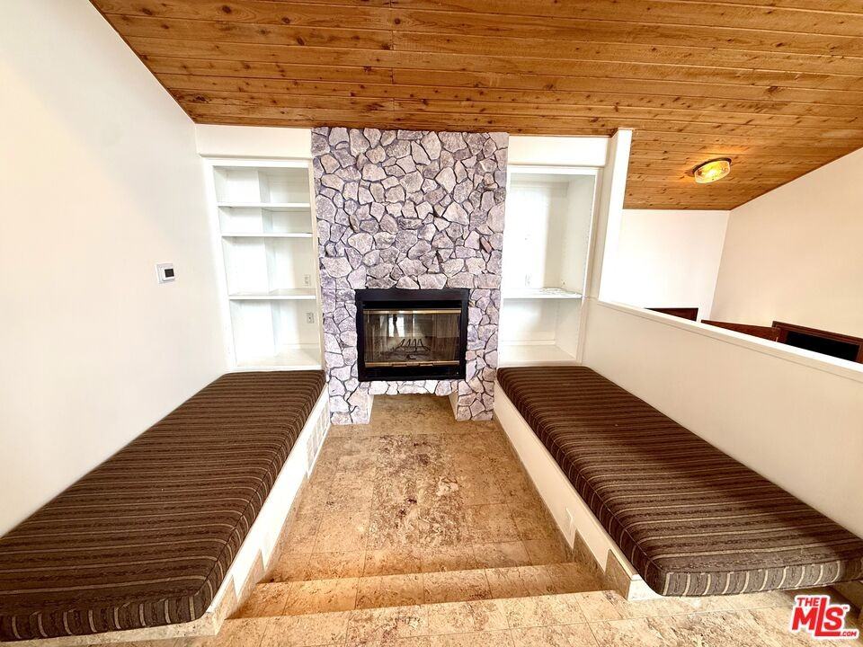 10827 Pacific View Dr - Photo 3 of 8