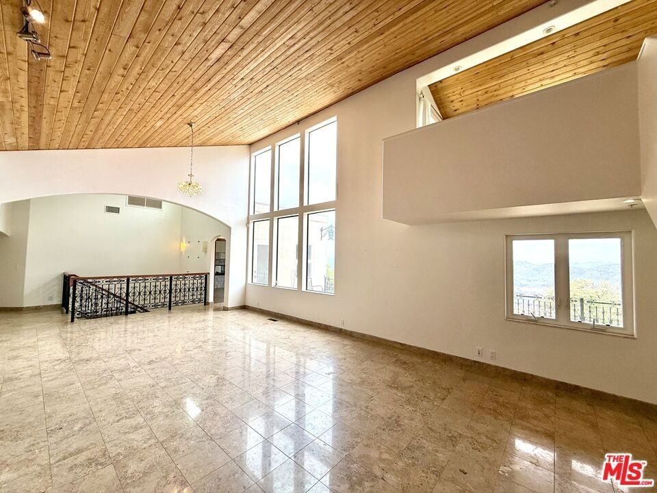 10827 Pacific View Dr - Photo 4 of 8