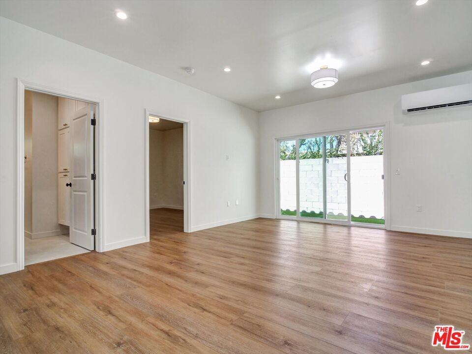 1924 Granville Ave - Photo 4 of 8