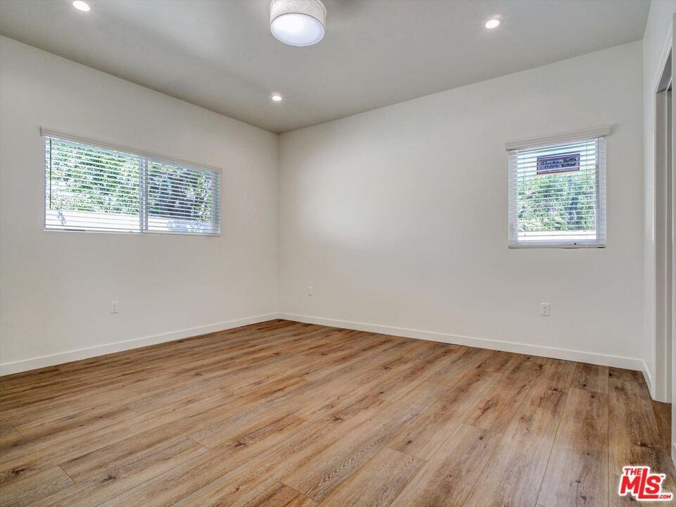 1924 Granville Ave - Photo 5 of 8
