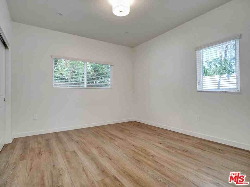 1924 Granville Ave - Photo 6 of 8