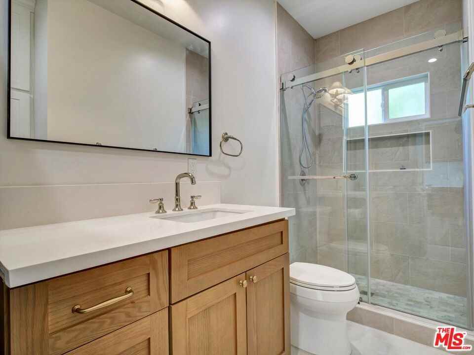 1924 Granville Ave - Photo 7 of 8