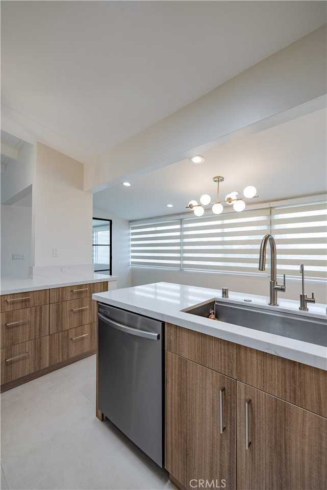 815 Park Ave - Photo 7 of 44