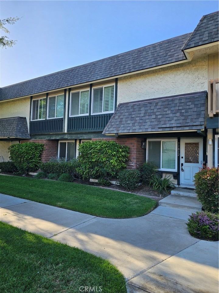 11812 Amethyst Ct - Photo 2 of 40