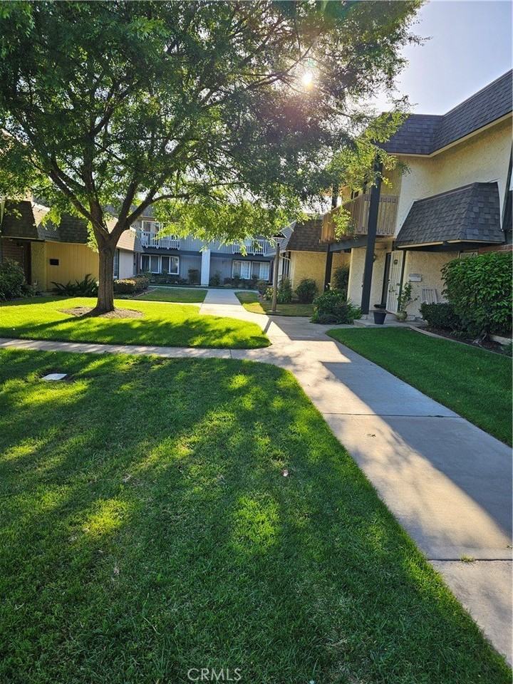 11812 Amethyst Ct - Photo 3 of 40