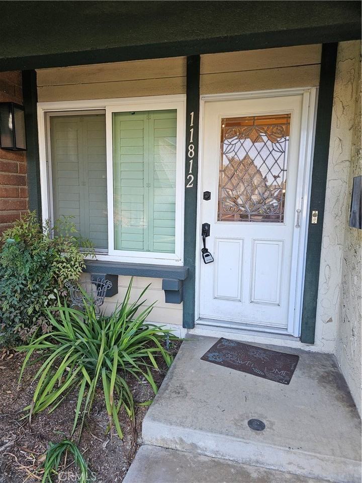 11812 Amethyst Ct - Photo 4 of 40