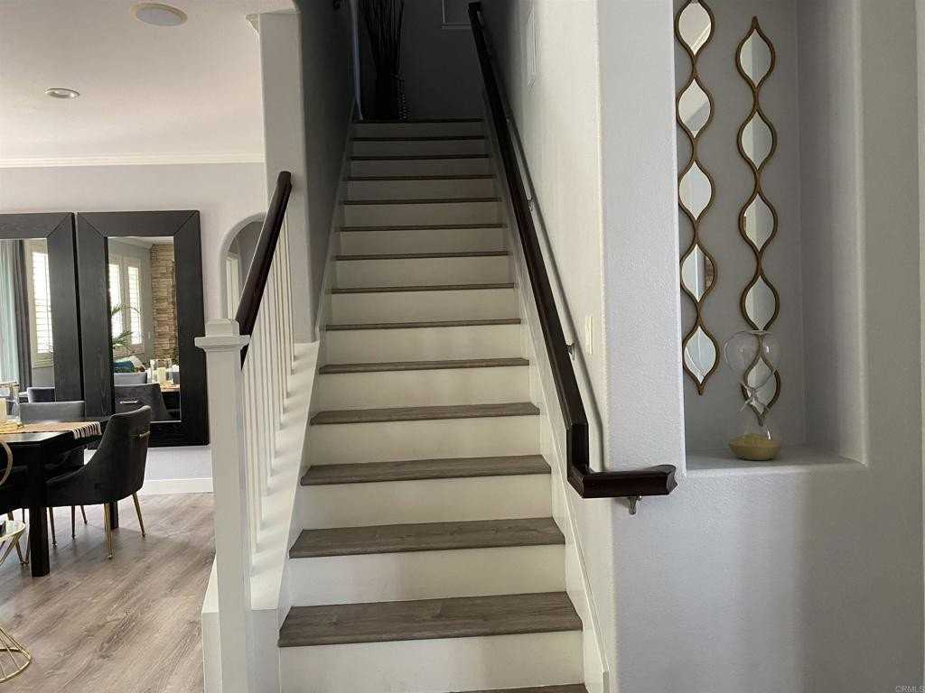1443 Blackstone Ave - Photo 6 of 19