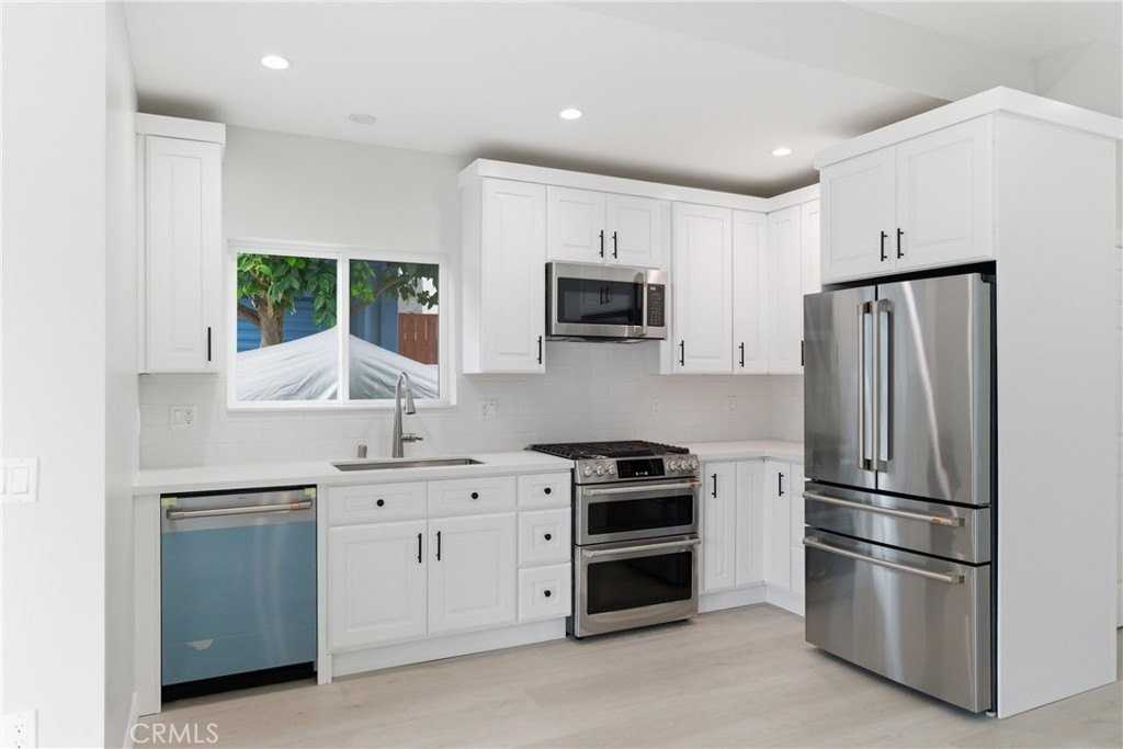 12400 Cumpston St - Photo 3 of 15