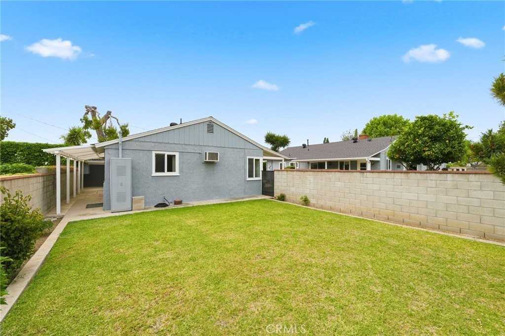6268 N Muscatel Avenue - Photo 5 of 19