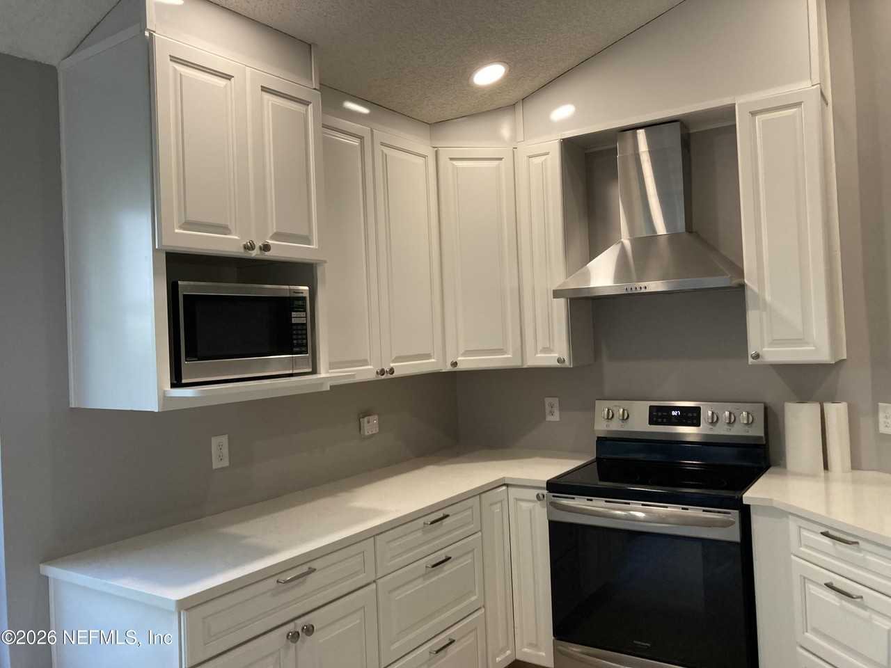 8150 Loch Lomond Ln - Photo 3 of 8