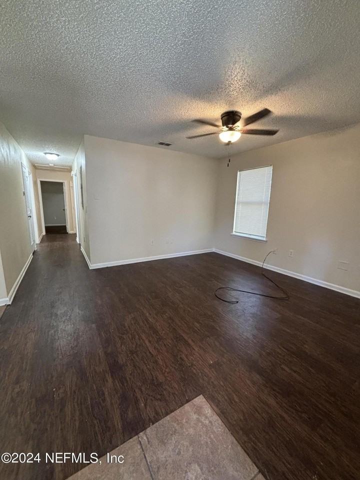 420 Sunshine St - Photo 4 of 11