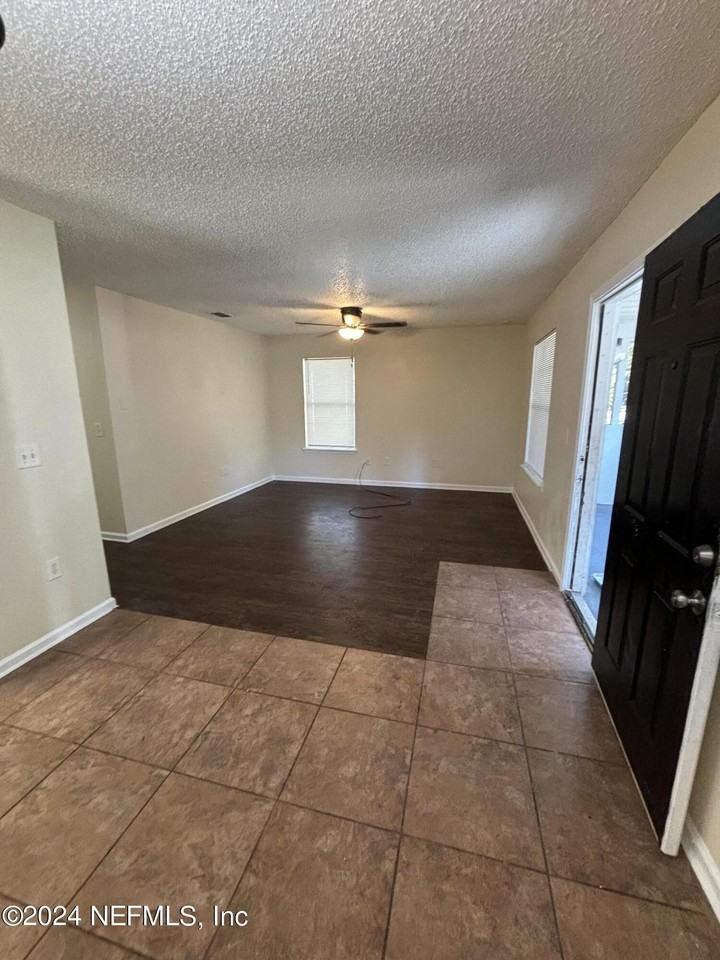 420 Sunshine St - Photo 5 of 11