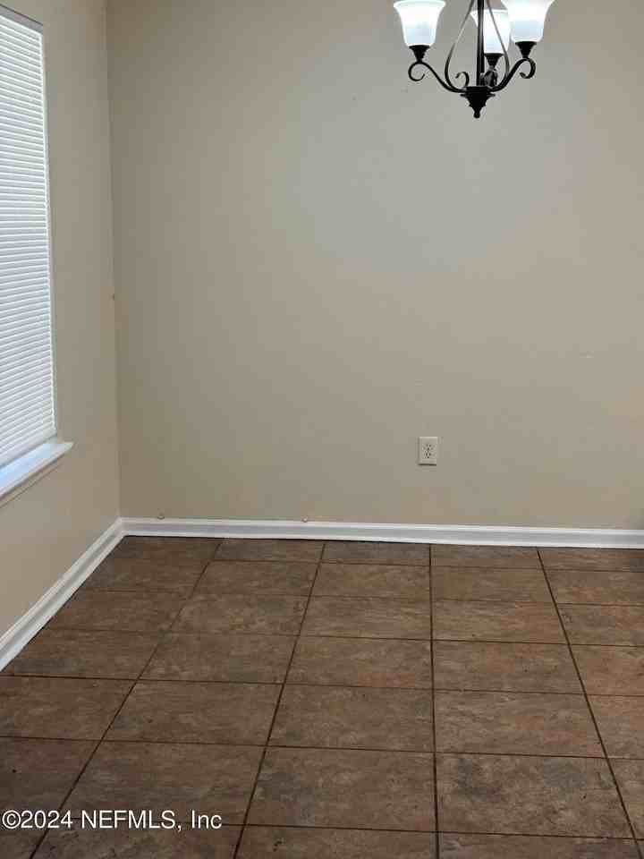 420 Sunshine St - Photo 6 of 11