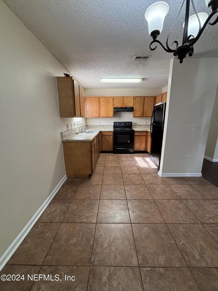 420 Sunshine St - Photo 7 of 11
