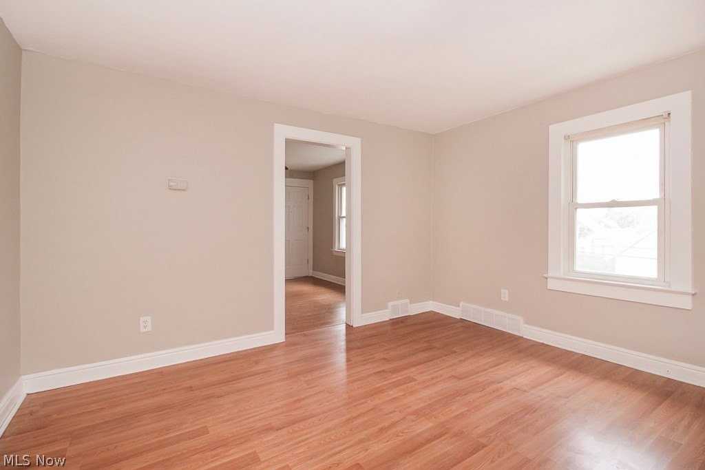 19211 Shawnee Ave #2UP - Photo 4 of 22