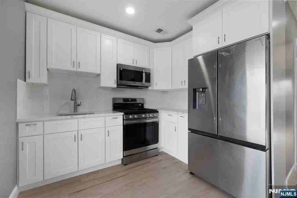 149 Florence Ave - Photo 4 of 16