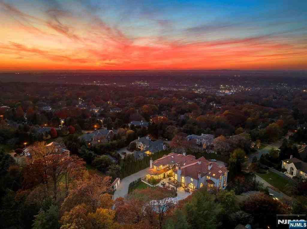 142 Hoover Dr - Photo 3 of 50