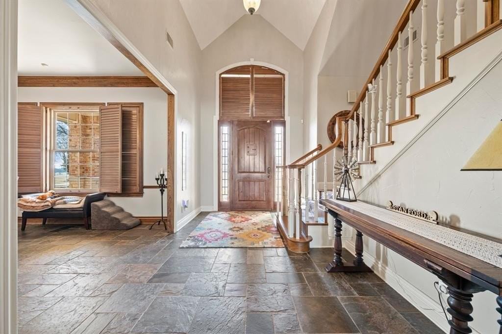 208 Highpoint Cir - Photo 5 of 32
