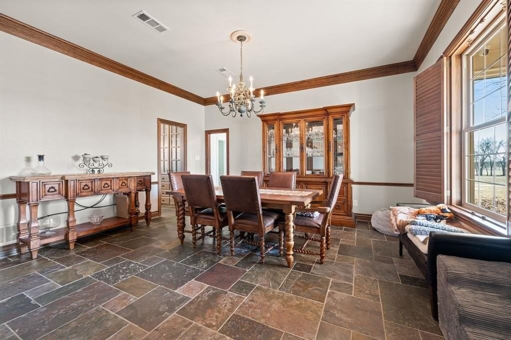208 Highpoint Cir - Photo 6 of 32