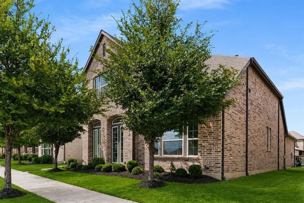 1565 Amesbury Way - Photo 3 of 40