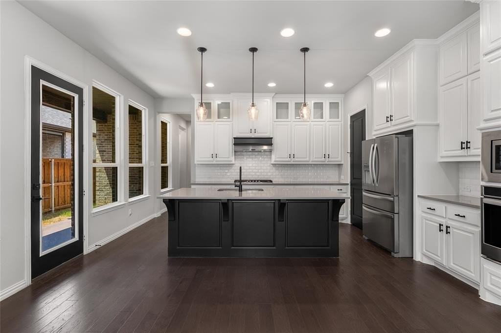 1565 Amesbury Way - Photo 4 of 40