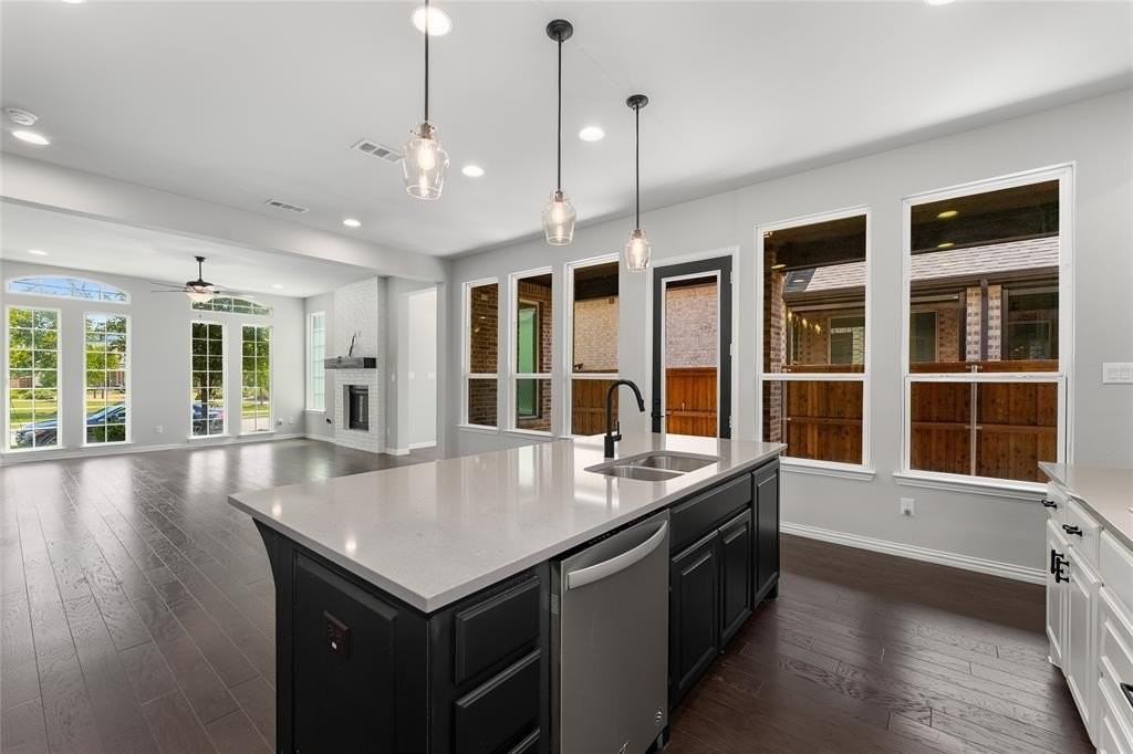 1565 Amesbury Way - Photo 6 of 40