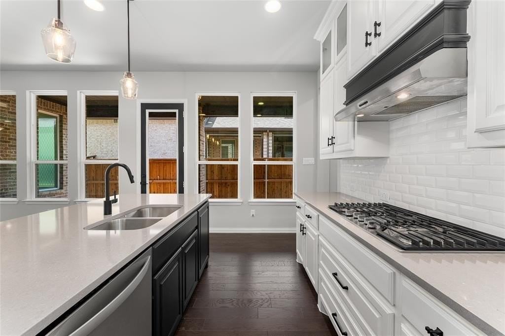 1565 Amesbury Way - Photo 7 of 40