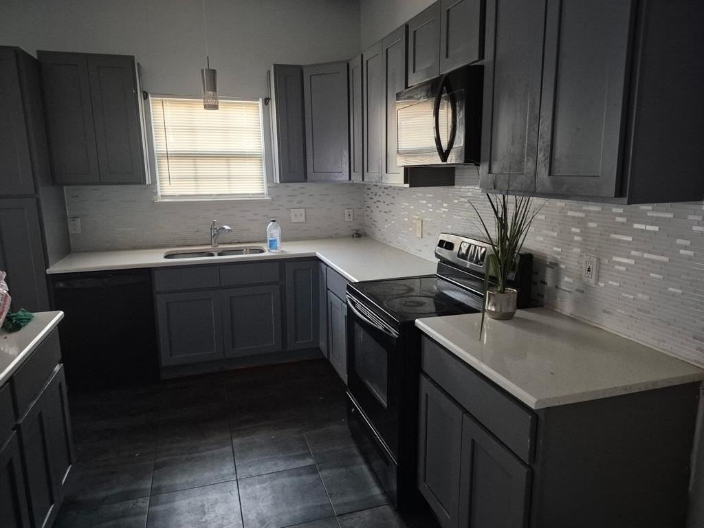 2815 Avenue E - Photo 2 of 8