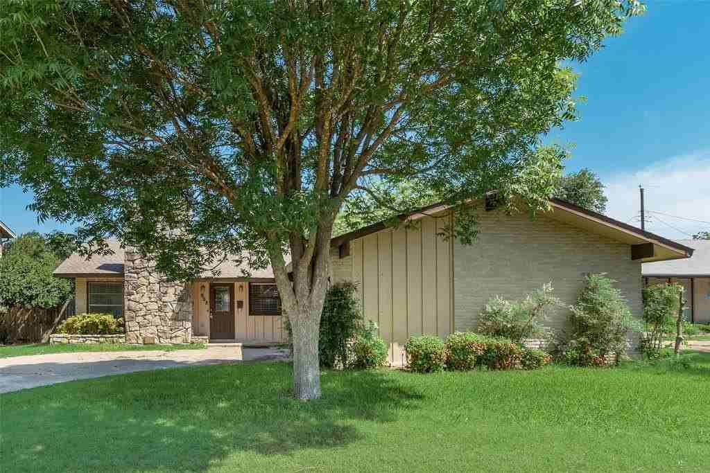 908 Prestwick Ln - Photo 4 of 22