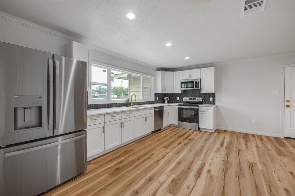 2929 Sayles Blvd - Photo 3 of 38