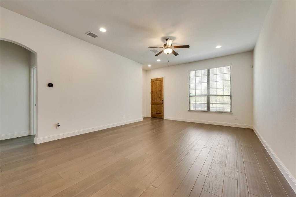 2401D Cort Dr - Photo 5 of 33